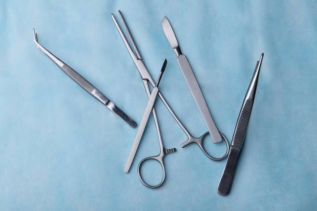 top-view-scalpel-with-other-medical-instruments top-view-scalpel-with-other-medical-instruments